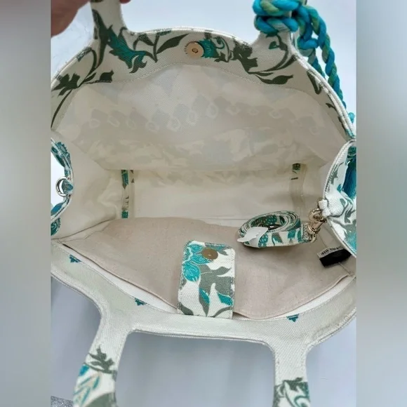 NWOT Vince Camuto Printed‎ Large Canvas Tote - Picture 5 of 7